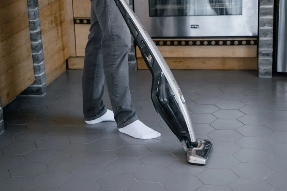 Specialized brushes for hard floors: Extreme care for parquet and ceramics