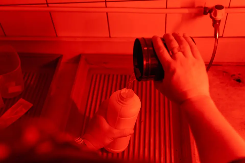 Añadir productos químicos o detergentes espumosos al agua
